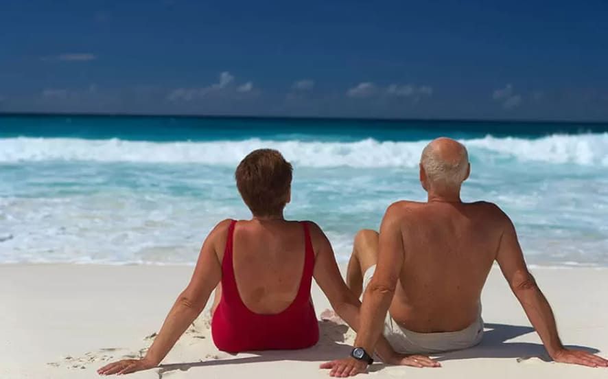Sunbathing on the Beach: How Long Should Elderly Travelers Stay in the Sun